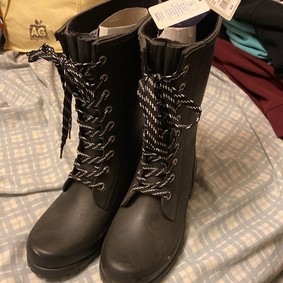 Rubber boots never been worn. Tags are still attached to them. - Picture 2 of 4